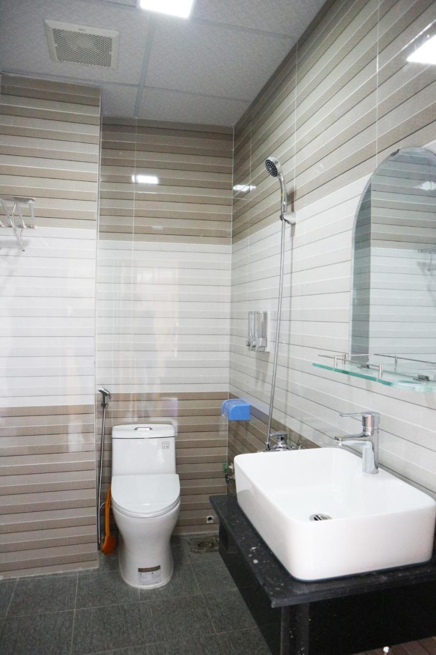 Anh Quan Hotel Куинён Экстерьер фото