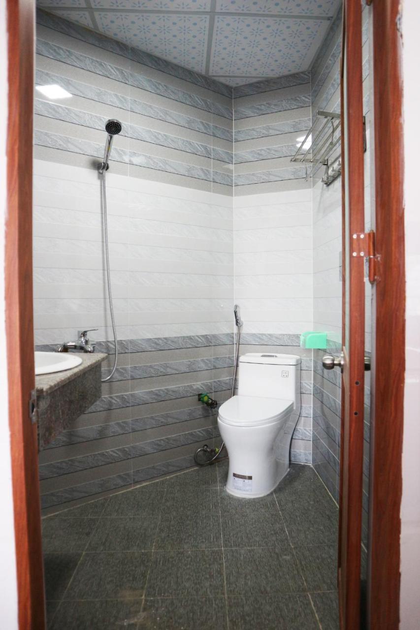Anh Quan Hotel Куинён Экстерьер фото